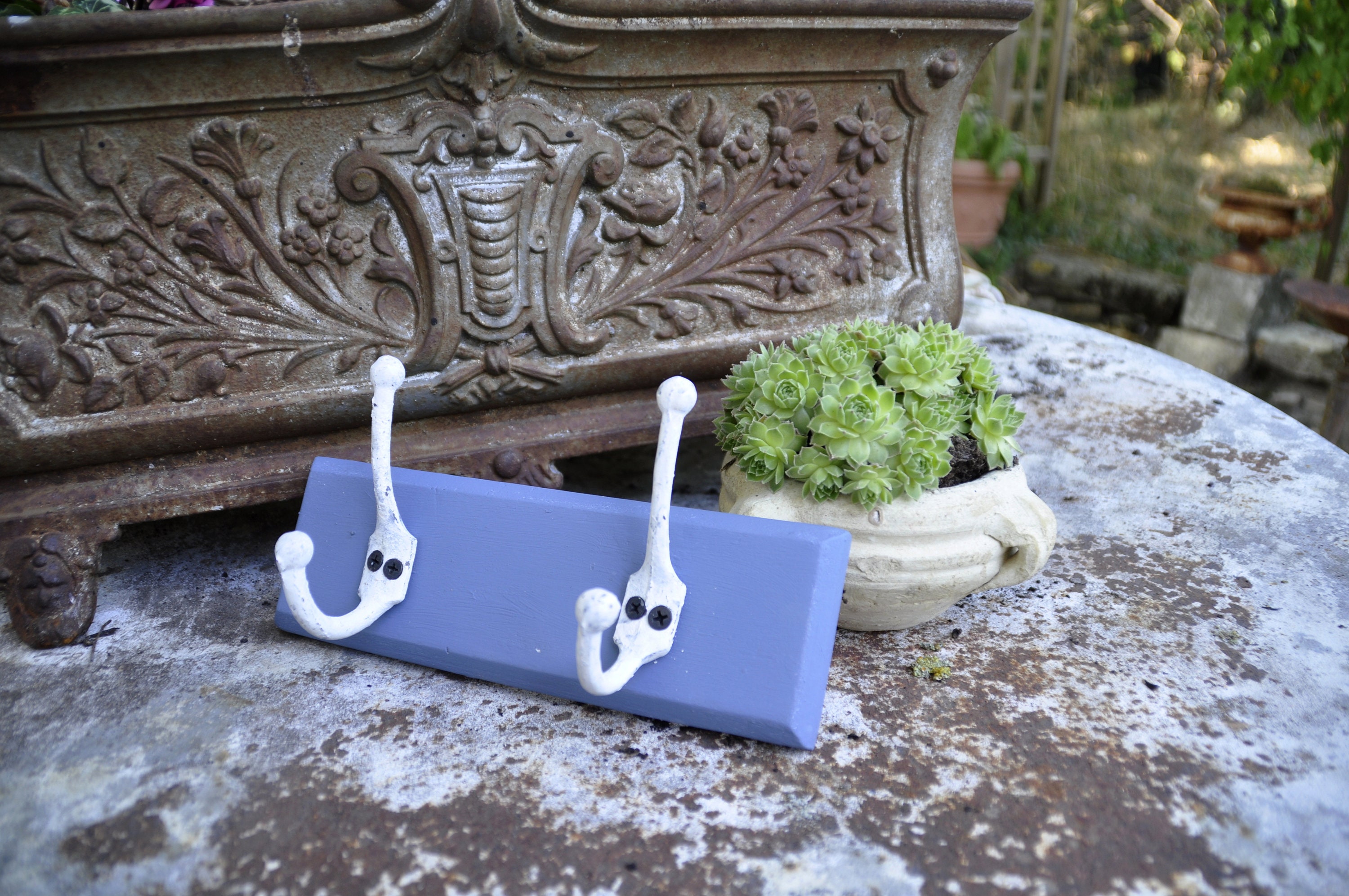 Double Patères Blanches en Métal Fixées sur Socle Bois Bleu Cadeau Vintage Pour Décoration Esprit Ca