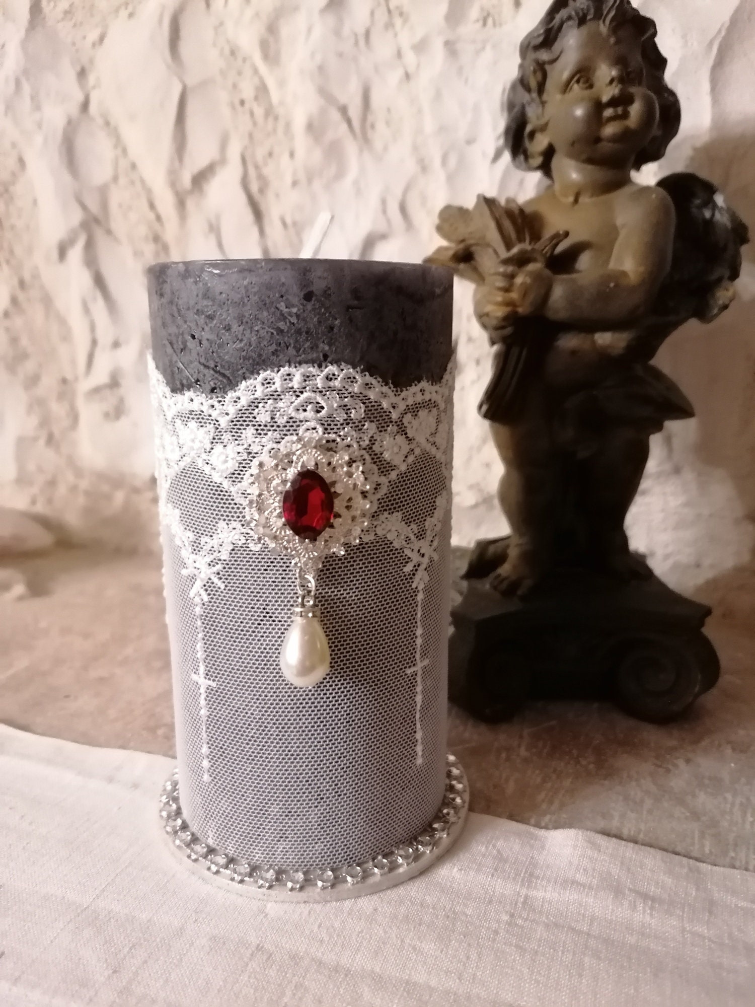 Bougie Grise avec Dentelle et Bijou Doré Strass Ruby Perle Cadeau Vintage Décoration Shabby Fait Mai