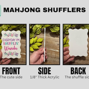 Pu&ograve; includere: Un set di miscelatori per mahjong in acrilico bianco con bordo smerlato. La parte anteriore presenta grafiche colorate di tessere del mahjong e il testo 'EVERYDAY I'M SHUFFLIN' Wanda'. Lo spessore &egrave; di 0,32 cm e il retro &egrave; bianco.