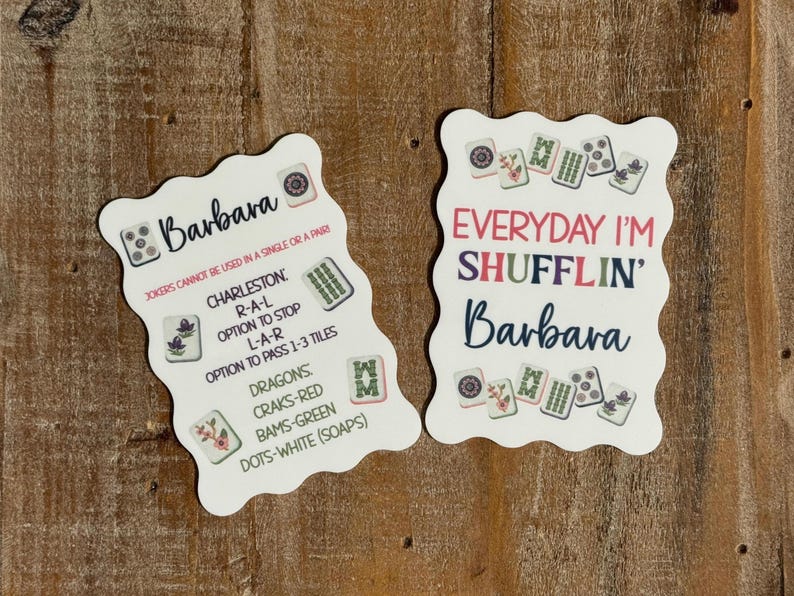 Pu&ograve; includere: Due carte rettangolari bianche con bordi smerlati, decorate con illustrazioni di tessere del Mahjong e testo. Una carta riporta Barbara, Charleston e le regole del gioco. L'altra recita Everyday I'm Shufflin' e Barbara con grafiche colorate.