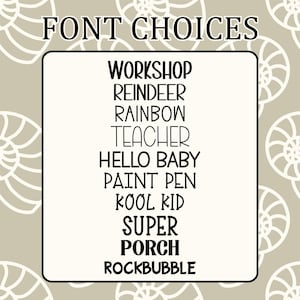 Op de afbeelding: Een wit rechthoekig bord met afgeronde hoeken met de zwarte tekst FONT CHOICES bovenaan, gevolgd door een lijst met woorden in verschillende zwarte lettertypes: WORKSHOP, REINDEER, RAINBOW, TEACHER, HELLO BABY, PAINT PEN, KOOL KID, SUPER, PORCH, ROCKBUBBLE.