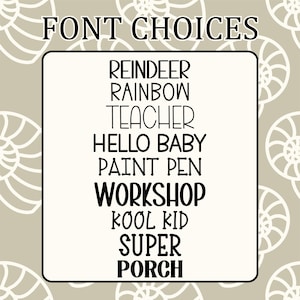 Pu&ograve; includere: Un grafico rettangolare bianco con testo nero intitolato FONT CHOICES, che elenca i seguenti stili: REINDEER, RAINBOW, TEACHER, HELLO BABY, PAINT PEN, WORKSHOP, KOOL KID, SUPER e PORCH, su uno sfondo beige con motivi a conchiglia bianchi.