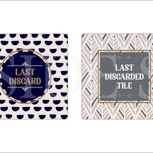 Peut inclure: Quatre sous-verres carr&eacute;s pr&eacute;sentant des motifs distincts et le texte "LAST DISCARDED TILE" ou "LAST DISCARD". Le premier est blanc avec une bordure bleu fonc&eacute;, le deuxi&egrave;me a des demi-cercles bleus, le troisi&egrave;me des feuilles grises et le quatri&egrave;me des vagues bleues.
