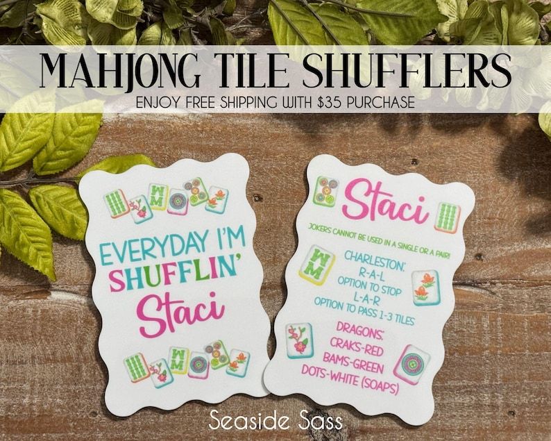Pu&ograve; includere: Due carte rettangolari bianche con bordi smerlati che presentano illustrazioni colorate di tessere del Mahjong e testo. La carta a sinistra riporta EVERYDAY I'M SHUFFLIN' Staci. Quella a destra include il nome Staci e le regole del Mahjong.