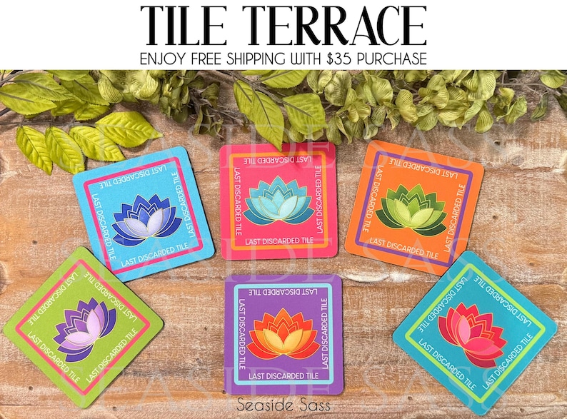 Puede incluir: Seis posavasos cuadrados con un gr&aacute;fico central de flor de loto en varios colores, incluyendo azul, rosa, naranja, verde, morado y turquesa. Cada posavasos tiene un borde y el texto LAST DISCARDED TILE impreso en los cuatro lados.