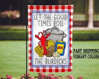 Peut inclure: Un drapeau de jardin à carreaux rouges et blancs avec le texte "Let the good times boil" et "The Burdicks". Le drapeau présente une illustration de dessin animé d'une casserole d'eau bouillante avec un homard, du maïs, des pommes de terre, un citron et de l'ail.