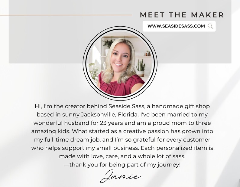 Pu&ograve; includere: Una grafica Meet the Maker con un ritratto circolare di una persona bionda con un top bordeaux. Il testo recita: MEET THE MAKER, WWW.SEASIDESASS.COM, e un paragrafo che presenta il creatore di Seaside Sass a Jacksonville, Florida.
