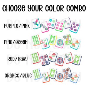 Pu&ograve; includere: Una visualizzazione grafica intitolata CHOOSE YOUR COLOR COMBO che mostra quattro file di tessere del mahjong. Ogni riga mostra una combinazione di colori: viola/rosa, rosa/verde, rosso/blu navy e arancione/blu. Le tessere presentano illustrazioni di colibr&igrave;, bamb&ugrave;, fiori e motivi circolari.