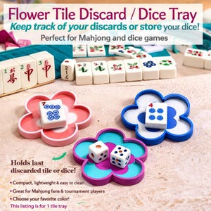 K&ouml;nnte beinhalten: Blumenf&ouml;rmiges Ablagefach f&uuml;r Spielsteine und W&uuml;rfel in Rosa, Blau und Lila. Das Fach fasst einen einzelnen Spielstein oder W&uuml;rfel. Das Bild zeigt Mahjong-Steine und W&uuml;rfel mit dem Text "Flower Tile Discard / Dice Tray".