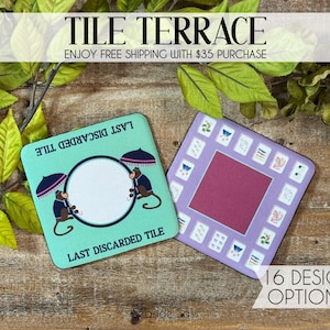 K&ouml;nnte beinhalten: Zwei quadratische Untersetzer. Einer ist t&uuml;rkis mit einem Kreis und zwei Affen, die Regenschirme halten. Der andere ist lila mit einem kastanienbraunen Zentrum und einem Rand aus kleinen Designs. Text lautet "TILE TERRACE" und "LAST DISCARDED TILE".