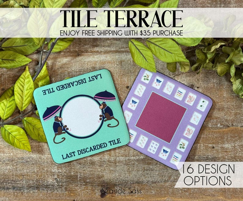 K&ouml;nnte beinhalten: Zwei quadratische Untersetzer. Einer ist t&uuml;rkis mit einem Kreis und zwei Affen, die Regenschirme halten. Der andere ist lila mit einem kastanienbraunen Zentrum und einem Rand aus kleinen Designs. Text lautet "TILE TERRACE" und "LAST DISCARDED TILE".