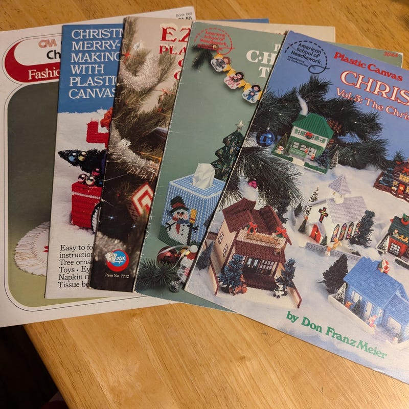 Lot De 4 Patrons Vintage Canevas Plastique Noël + 1 Autre - Loisir Créatif