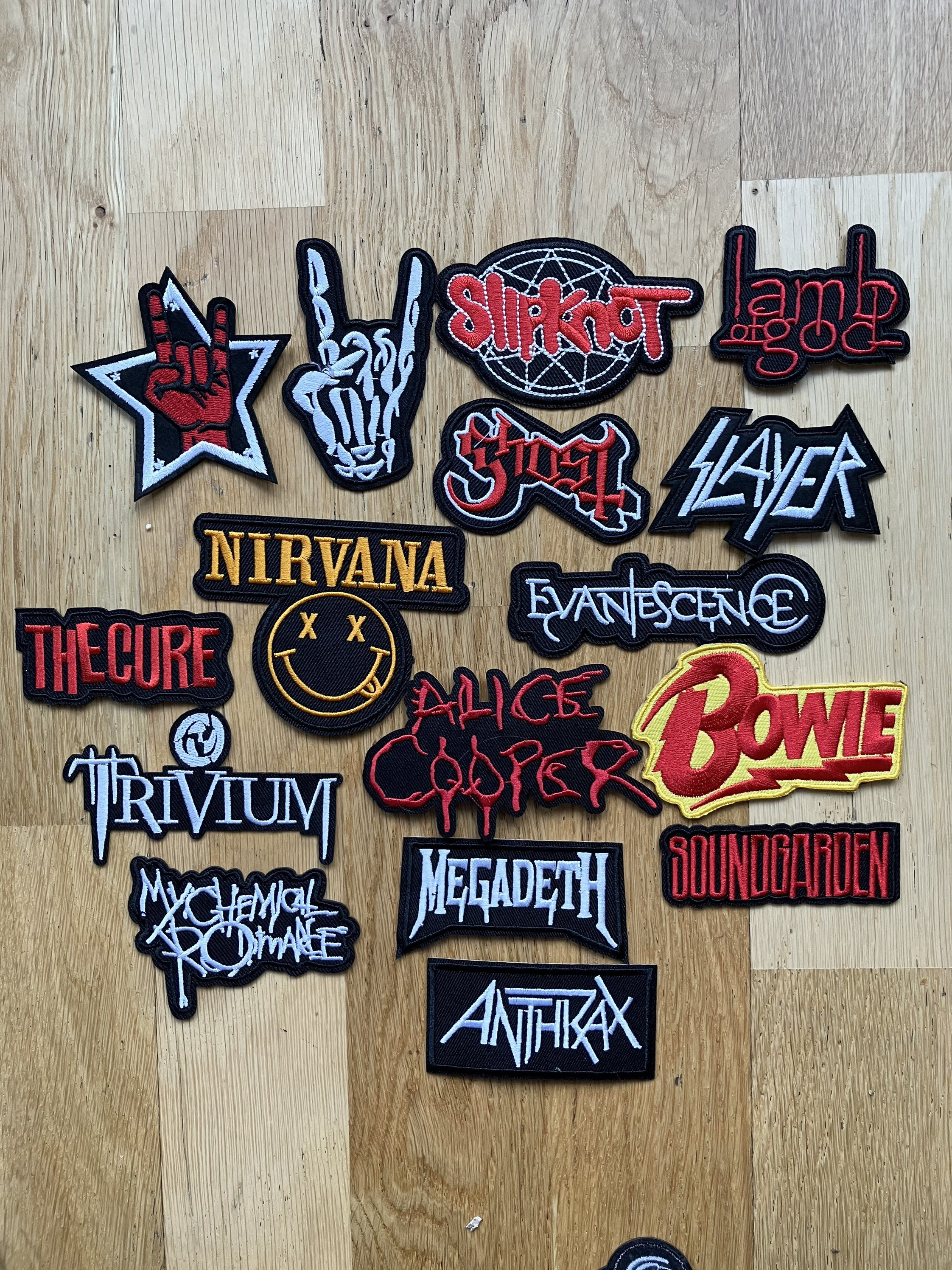 5PCS Toppe (Rock Band/Rock and Roll) da Cucire, Termoadesive, Patch da  Ricamo di Ferro Applicazioni per Vestiti, Jeans, Giubbotti, Zaini