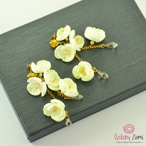 Floral creamy and golden bridal earrings, flower boho earrings, creamy dangle earrings with flower cascade, bridal boho earrings for wedding