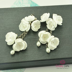 Floral white bridal earrings, flower boho earrings, white boho dangle earrings with flower cascade, bridal boho white earrings for wedding
