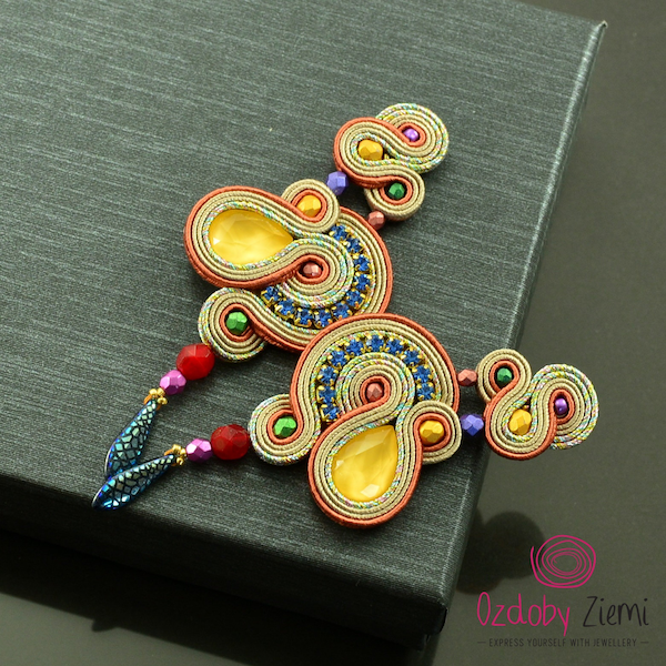 Orecchini lunghi soutache colorati, orecchini lunghi gialli lucidi, orecchini di cristalli arcobaleno, orecchini soutache multicolori, orecchini gialli blu