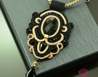 Einzigartiges Geschenk für Mama, lange schwarz beige Soutache Halskette, schwarze Onyx Halskette, großer champagnerschwarzer Anhänger, lange Boho Edelsteinkette