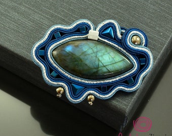 Broche soutache en argent bleu marine, grande broche en labradorite, broche en pierres précieuses bleues, broche phosphorescente, grande broche scintillante, broche fantaisie bleu marine