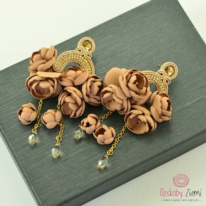 Beige golden floral flower bridal earrings, long glossy soutache earrings with flower cascade, bridal boho beige floral earrings for wedding