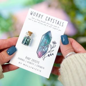 Cristales de rubí zoisita para la preocupación / Regalo simbólico / Recuerdo / Piedras para la preocupación / Cristal natural / Regalo considerado / Regalo para buzón