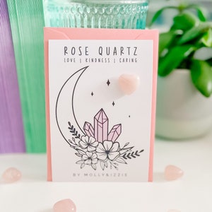 Cristal de cuarzo rosa en tarjeta de corazón / Regalo simbólico / Recuerdo / Piedras de preocupación / Cristal natural / Regalo reflexivo / Regalo de buzón