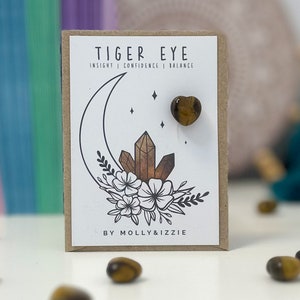 Corazón de cristal de ojo de tigre en tarjeta / Regalo simbólico / Recuerdo / Piedras de preocupación / Cristal natural / Regalo considerado / Regalo para buzón