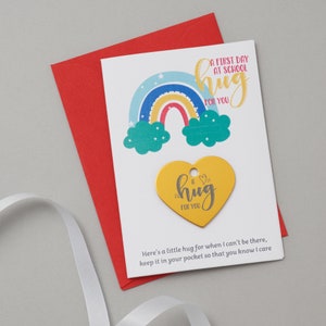 Biglietto ricordo personalizzato "Primo giorno di scuola" con piccolo abbraccio e arcobaleno luminoso