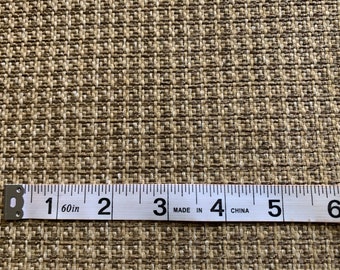 Può includere: Primo piano di un tessuto intrecciato marrone e beige con un metro a nastro bianco che riporta "1 60in 2 3 MADE IN 4 CHINA 5 6".