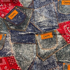 Pode incluir: Um tecido com um design de patchwork com bolsos de ganga, bandanas vermelhas e etiquetas laranja com a palavra "Gem". Os bolsos de ganga são em vários tons de azul e têm costuras laranja. As bandanas vermelhas têm um padrão paisley branco.