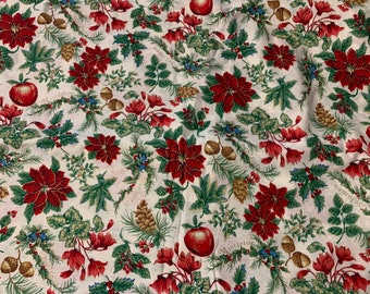 Könnte beinhalten: Weißer Stoff mit einem sich wiederholenden Muster aus roten Weihnachtssternen, grünen Blättern, roten Äpfeln, Tannenzapfen und Eicheln. Der Stoff hat die Worte "Mistletoe" und "The Spirit" aufgedruckt.