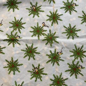 Tela de algodón azul con pájaros de invierno y copos de nieve de hoja perenne, 16&quot; x 44&quot;, comprada en tiendas de segunda mano