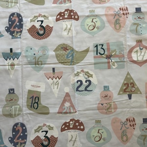 Può includere: Tessuto del calendario dell'Avvento con illustrazioni festive. Presenta ornamenti numerati, guanti, pupazzi di neve, funghi e altri disegni a tema natalizio in colori pastello. Ideale per un conto alla rovescia.