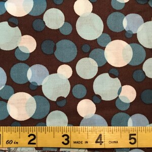 Nutty for Novelty MBT Blå Aqua Prickig på Kaffebrunt Bomullsquilttyg 30x112 cm