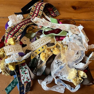 Grab Bag Endstücke Borte Spitzenbänder Ripsband bestickt Samt 3 "- 11 "Puppen Junk Journal Hutmacherei Quilt (18)