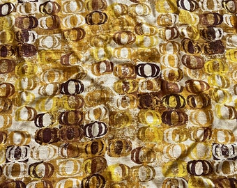 Peut inclure: Gros plan sur un tissu avec un motif répétitif de cercles bruns et jaunes. Le tissu a une surface texturée.