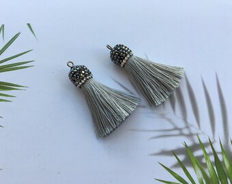 4 stycken grå tofsar med strasslock, små sidentofsar, 3,5 cm silkestrådstofsar, tofsarberlock smyckestillverkning, gör-det-själv tofsarörhängen