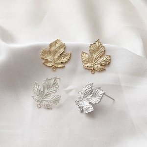 Puede incluir: Cuatro pendientes en forma de hoja, dos dorados y dos plateados. Los pendientes tienen vetas detalladas y un lazo para sujetarlos. Los pendientes dorados son de botón, mientras que los plateados tienen un poste.