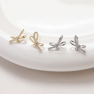 4 stycken örhängen i 14k guld/silver med rosett, örhängesstift, rosettörhängen med ögla, komponenter till örhängen i förgylld mässing med fluga