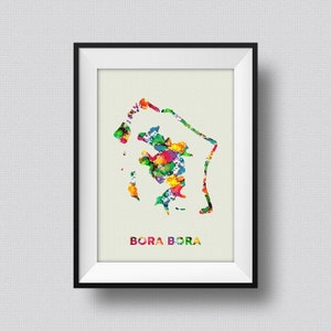 Könnte beinhalten: Ein gerahmter Druck einer farbenfrohen Aquarellkarte von Bora Bora. Die Karte ist von einem weißen Rand und einem schwarzen Rahmen umgeben.