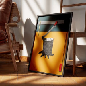 Może przedstawiać: Wydruk w ramie czarno-białej ilustracji pnia drzewa z wystającą siekierą. Tło jest żółte z czerwonym paskiem.