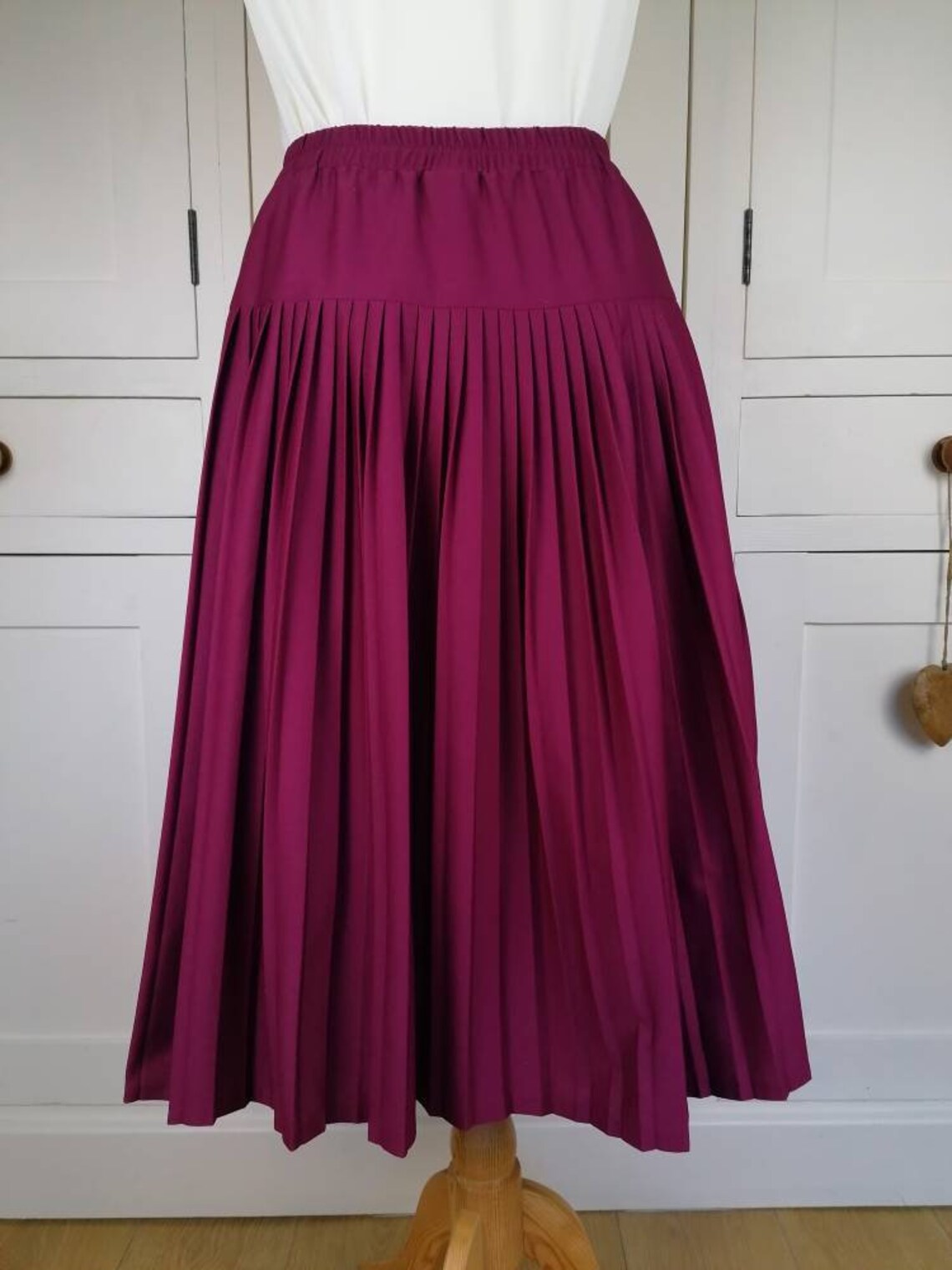 maroon midi skirt outfit