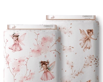 Puede incluir: Tela blanca con un patrón floral rosa y hadas de estilo acuarela. La tela tiene el texto "FABBRICCO" impreso.