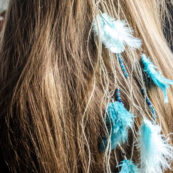 Clip dans les extensions de cheveux avec des plumes bleues et des perles. Extensions temporaires de cheveux blonds/lin pour les festivals