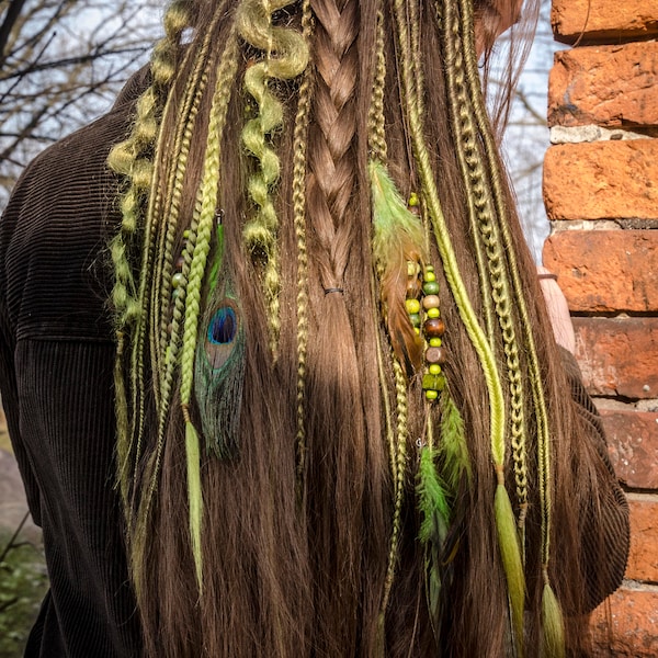 Extensions mixtes cheveux/plumes olive/vert, décarchage des cheveux, dreads et tresses clipsées, plumes. Expédition au Royaume-Uni depuis l’étranger