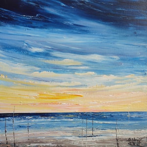 Peut inclure: Une peinture représentant un paysage marin avec un ciel bleu et des nuages jaunes et roses. L'océan est d'un bleu profond et il y a quelques fines lignes sombres dans l'eau qui ressemblent à des cannes à pêche. La plage est de couleur gris clair.