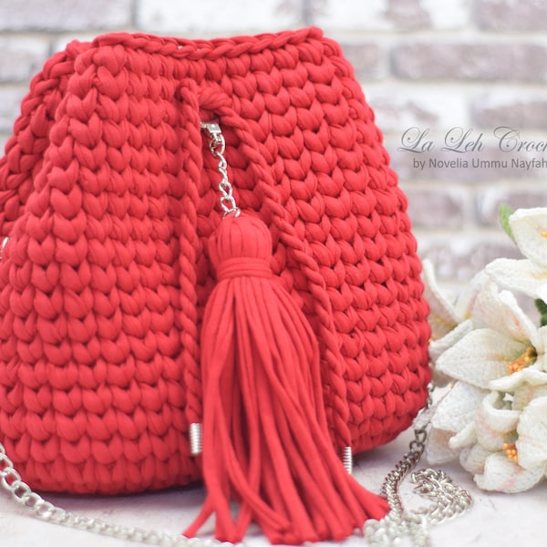 Crochet Pattern & How To: Reversible Crochet Red Bucket Bag Basket bag t-shirt yarn