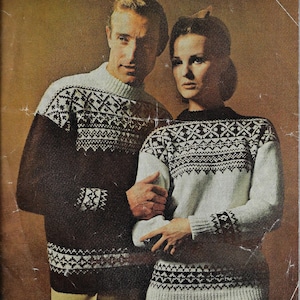 Peut inclure: Un couple portant des pulls assortis à motifs marrons et blancs. Les pulls ont un motif géométrique avec un fond blanc et des accents marrons.