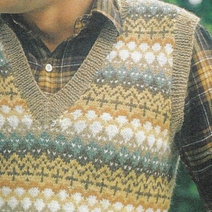 Può includere: Un gilet di maglia marrone, beige e verde con scollo a V e un motivo geometrico.