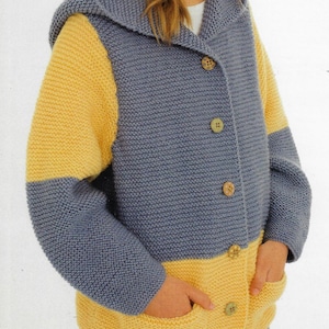 Peut inclure: Un cardigan à capuche avec un design bicolore jaune et bleu. Le cardigan a une fermeture à boutons et des poches.