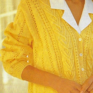 Peut inclure: Un cardigan en tricot jaune avec un motif en tricot torsadé et une chemise blanche à col en dessous.